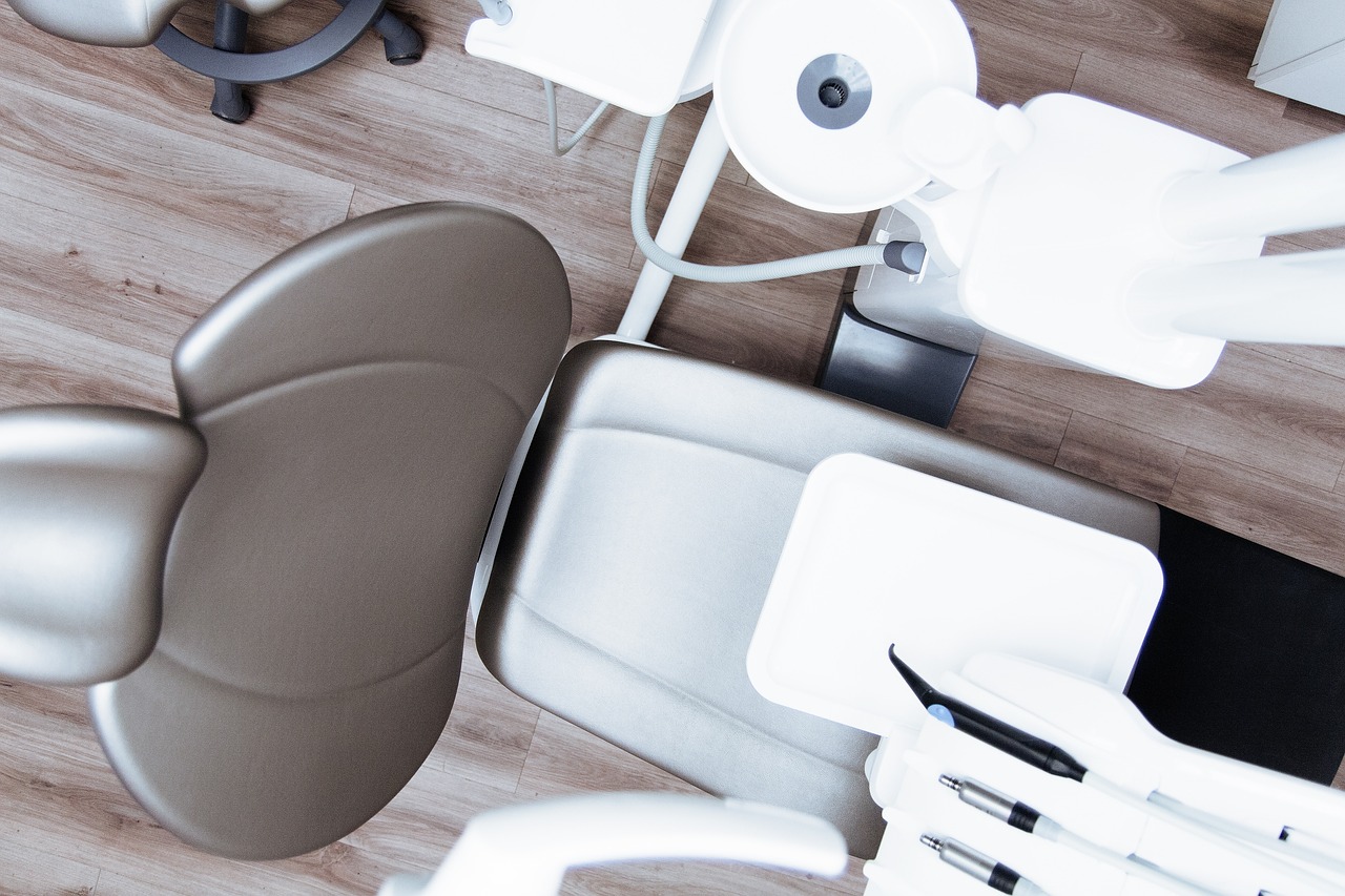 cat dureaza operatia de implant dentar