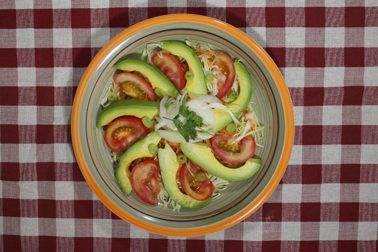 cate calorii are avocado