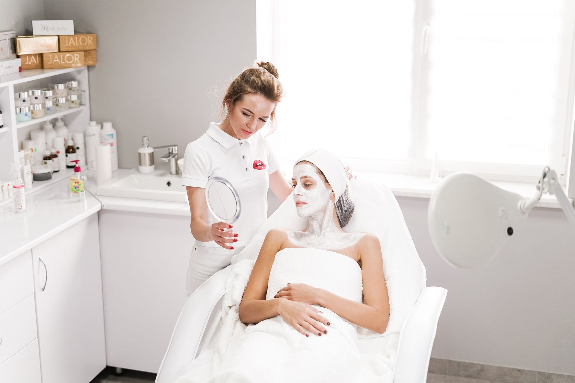 Cum aleg un salon de cosmetica potrivit pentru nevoile tenului meu?