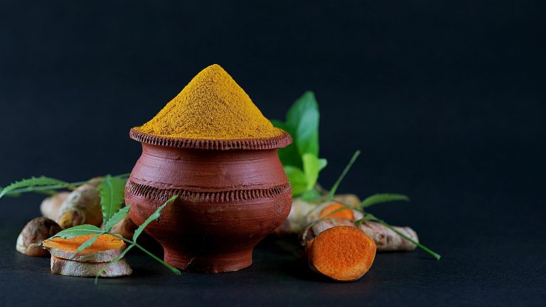 masca de fata cu turmeric si bicarbonat