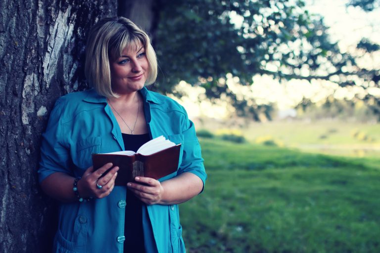 Cărți creștine – de la pagini la rugăciune. Cum te pot ajuta cărțile creștine în creșterea spirituală